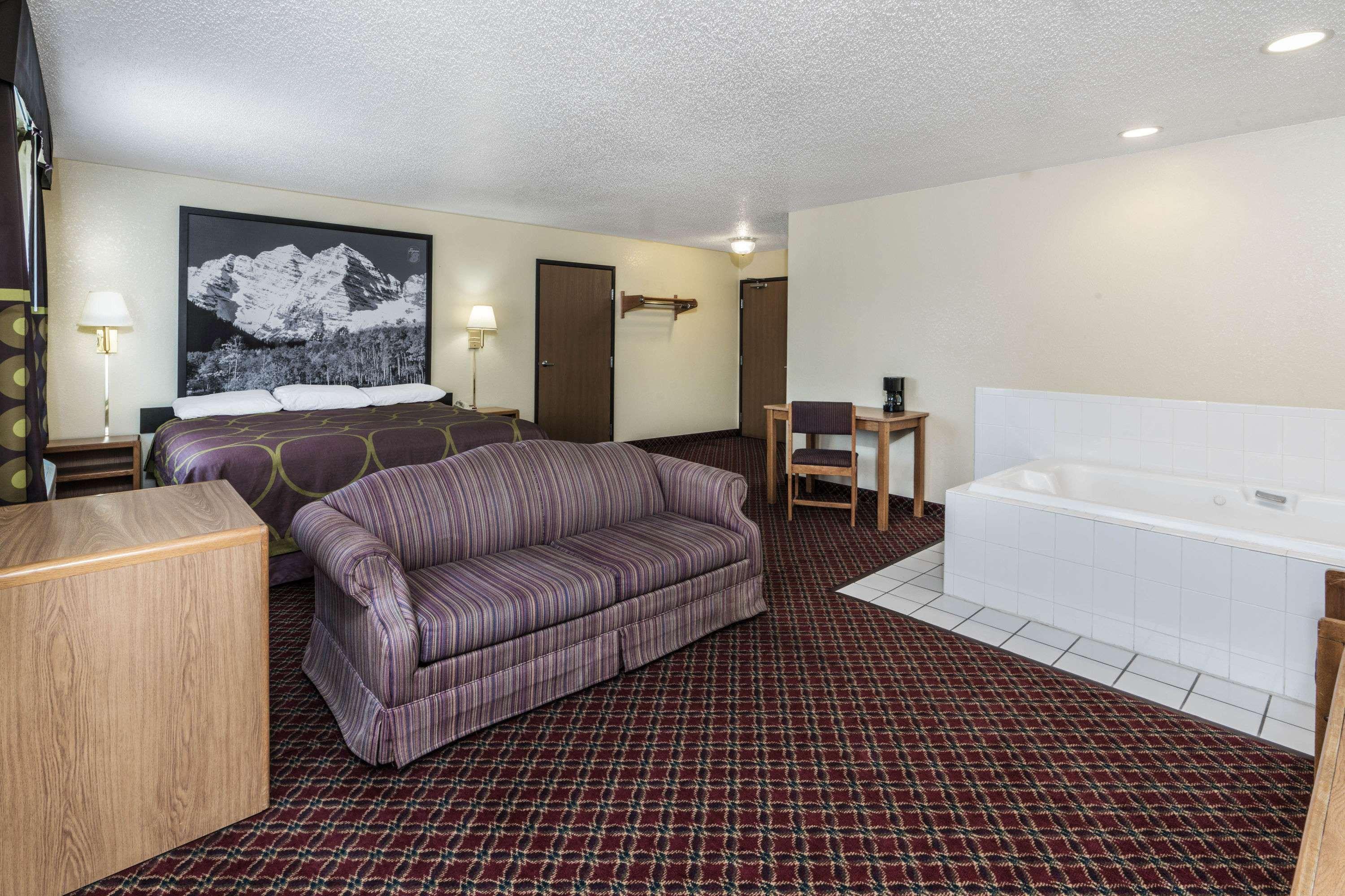 Super 8 By Wyndham Hotel 2*