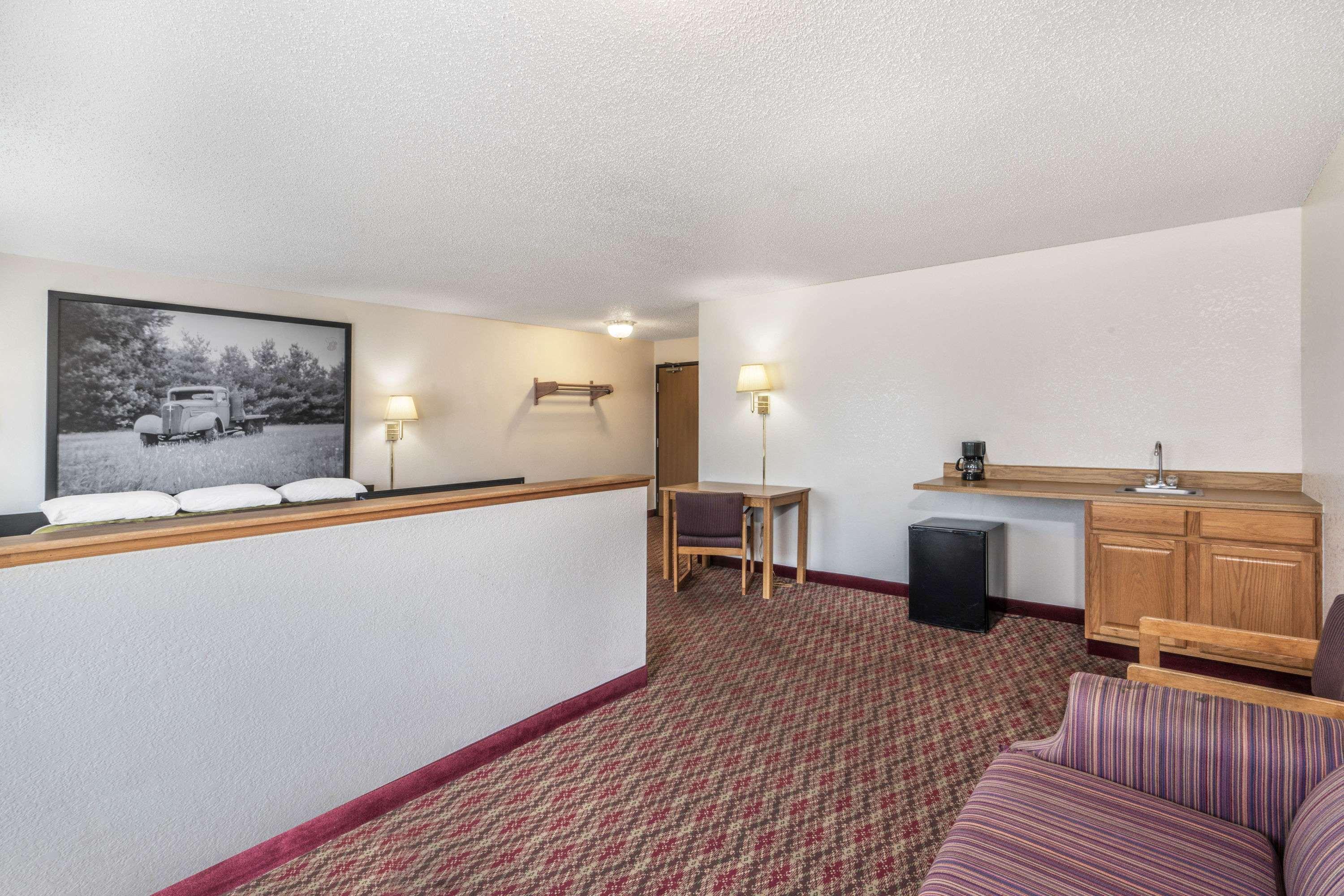Super 8 By Wyndham Hotel 2*