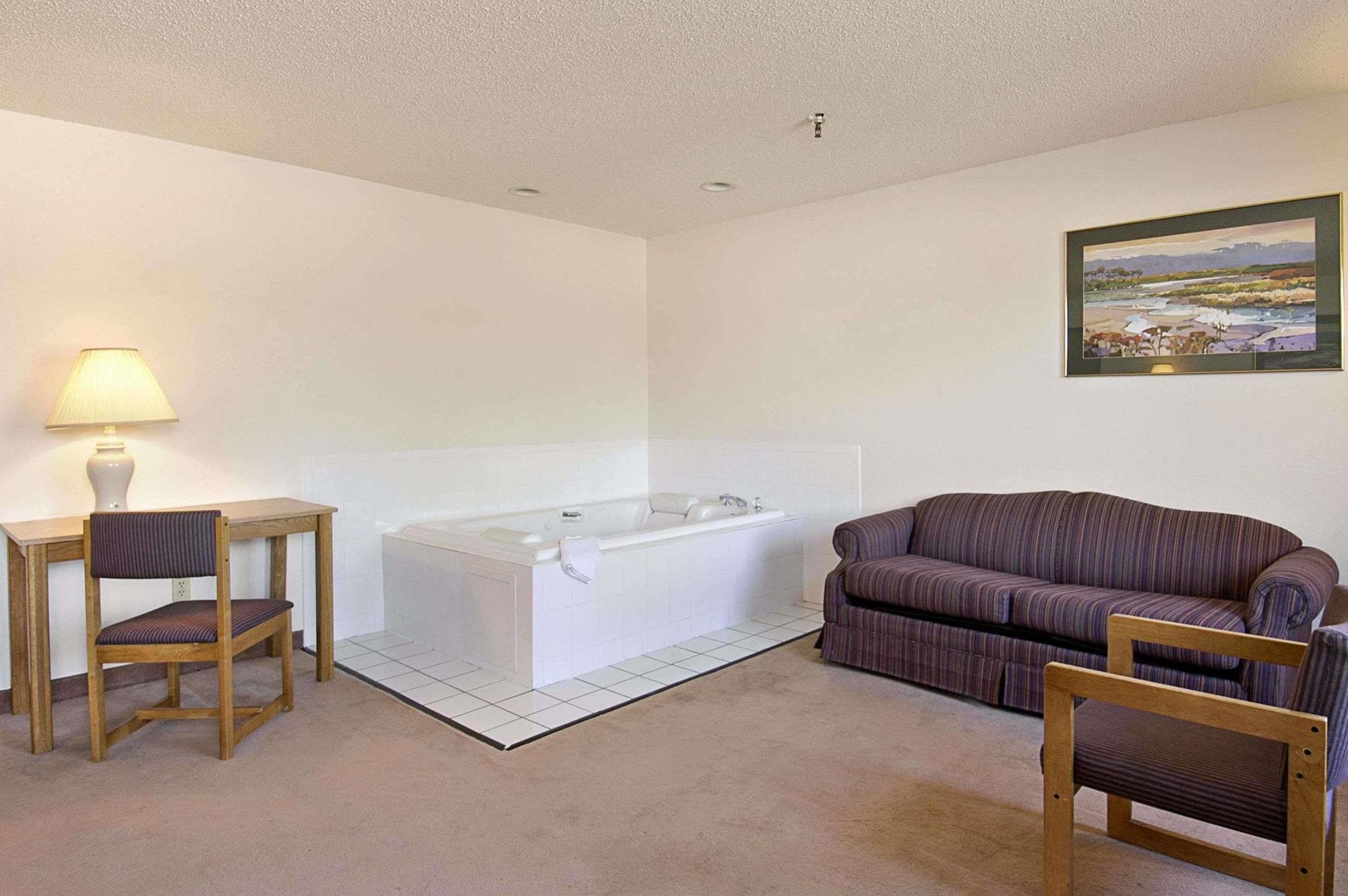 Super 8 By Wyndham 2* Fountain